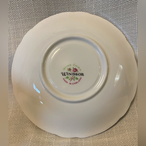 Vintage Windsor Bone China Tea Cup & Saucer Roses with Silver Accents - Picture 6 of 9